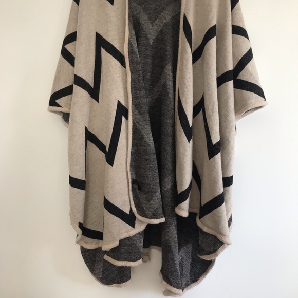 Host Pick 🎀 M Boutique Cozy Abstract Print Shawl - Picture 2 of 5